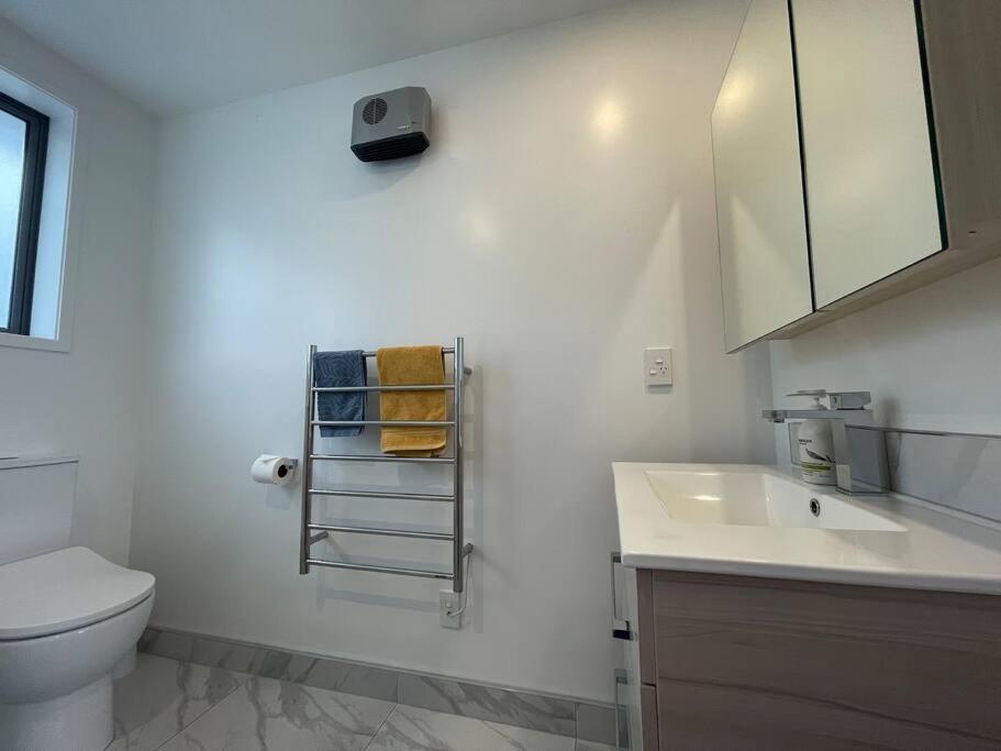 Parkside Retreat - 3 Beds -Sleeps 6 Near Westfield Villa Крайстчърч Екстериор снимка